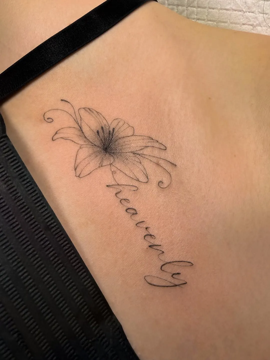 Lilija ar uzrakstu „heavenly” uz sāniem